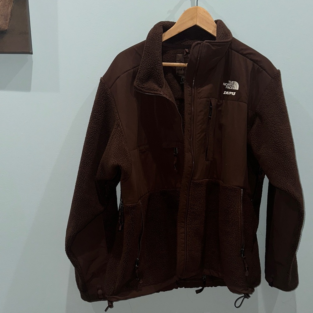 THE NORTH FACE X SKIMS 1995 RETRO DENALI FLEECE JACKET in brown. Size Large.